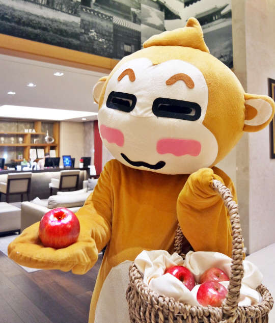 여의도 메리어트 이그제큐티브 아파트먼트 서울 호텔가 원숭이 해를 맞아 '애플 몽키 패키지'(Apple Monkey Package)를 선보인다. 편안한 객실에서 귀여운 원숭이가 배달해주는 저녁 식사를 즐길 수 있는 이색적인 객실 패키지다. 자세한 문의와 예약은 호텔 공식 홈페이지(www.measeoul.com) 또는 예약센터(02-2090-8025)로 하면 된다. 여의도 메리어트 이그제큐티브 아파트먼트 서울 제공